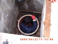 操作工人進(jìn)入油罐清洗